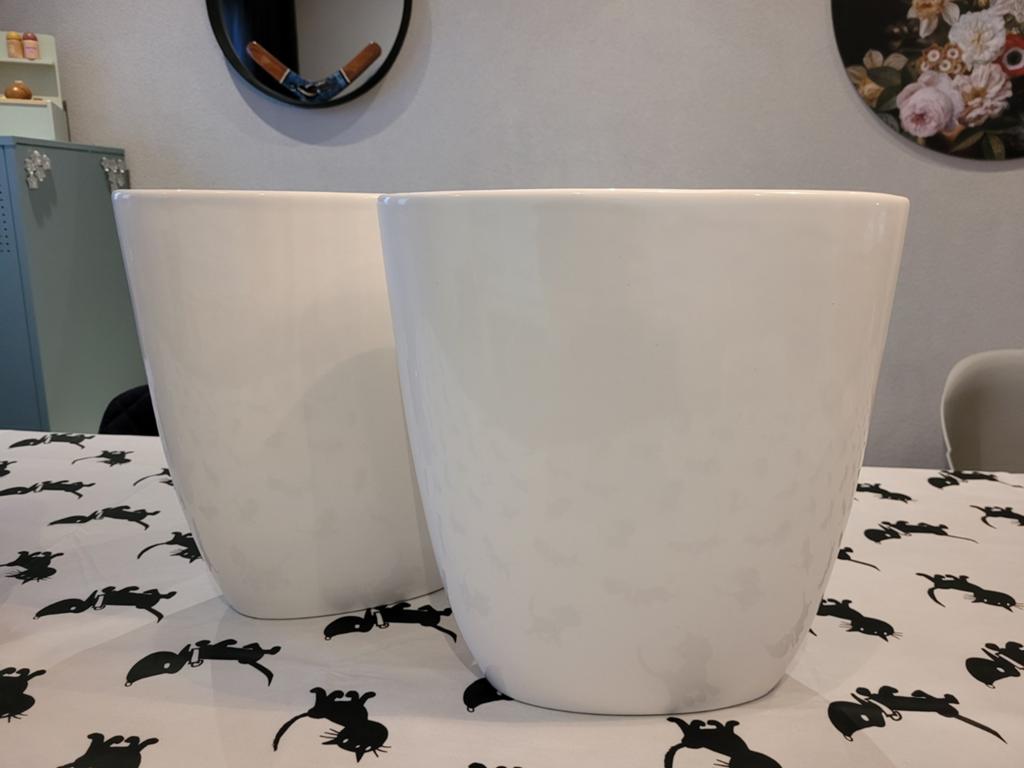 2 Stenen witte vazen Intratuin 30X13x30, Ophalen, Wit, Aardewerk of Porselein, Zo goed als nieuw