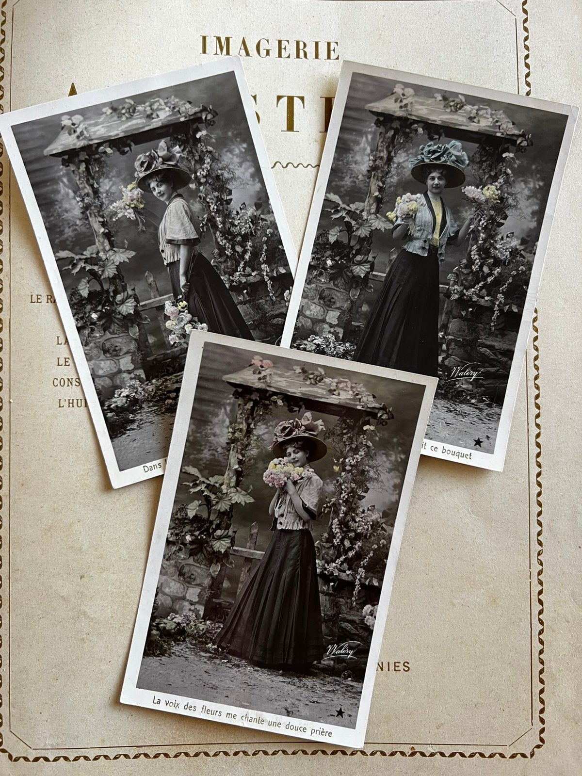 3x Dame met hoed en bloemen (EL), Ophalen of Verzenden, Voor 1920, Gelopen, Overige thema's