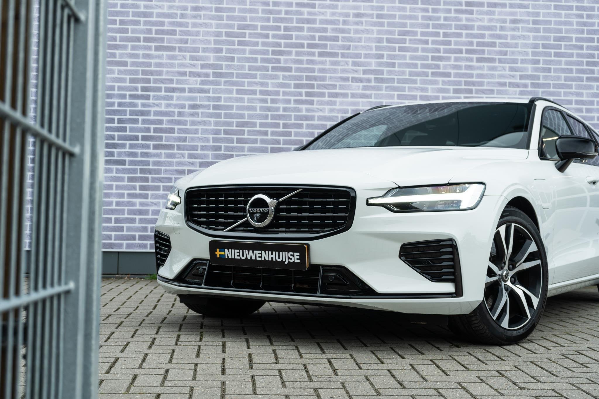 Foto 16 van Volvo V60 2.0 T6 Recharge AWD R-Design | Trekhaak | Adaptiev