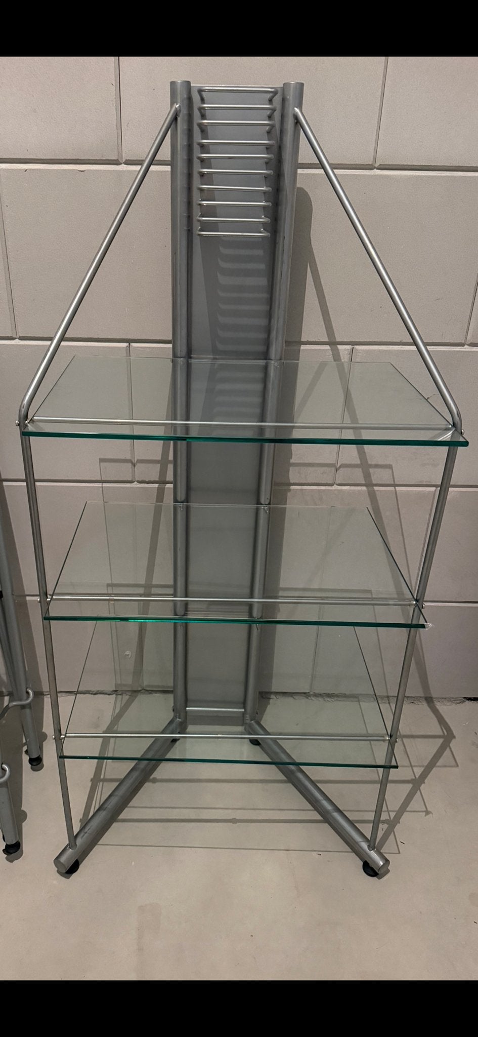 Glazen displayrek met metalen frame - Modern en veelzijdig, Ophalen, Met plank(en), Gebruikt, 100 tot 150 cm