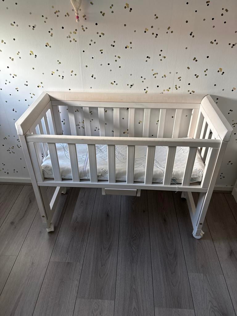 Witte wieg met matrasje en wieltjes, Ophalen, Gebruikt, Wieg
