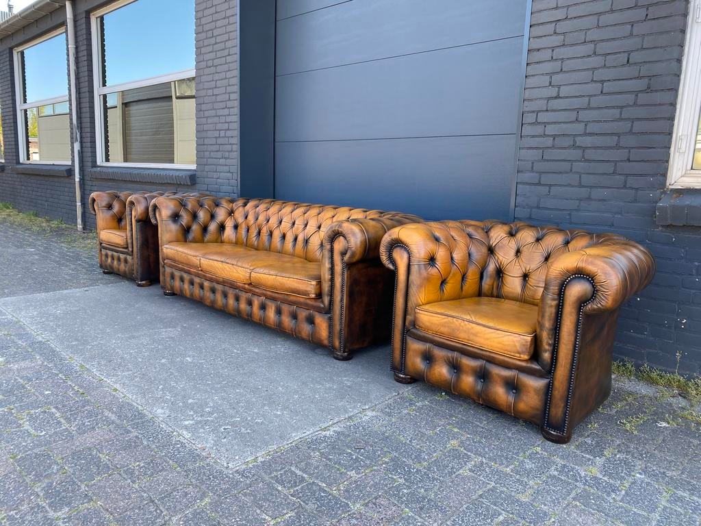 Prachtige zeer oude Chesterfield 3+1+1 bankstel goudbruin, Huis en Inrichting, Banken | Bankstellen, Ophalen of Verzenden, Zo goed als nieuw