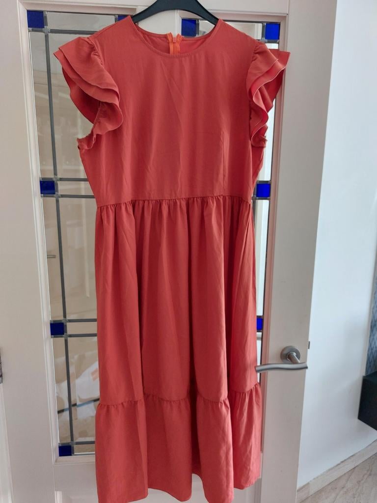 Koraalrode jurk met ruches mouwen, Kleding | Dames, Maat 38/40 (M), Oranje, Ophalen of Verzenden, Onder de knie