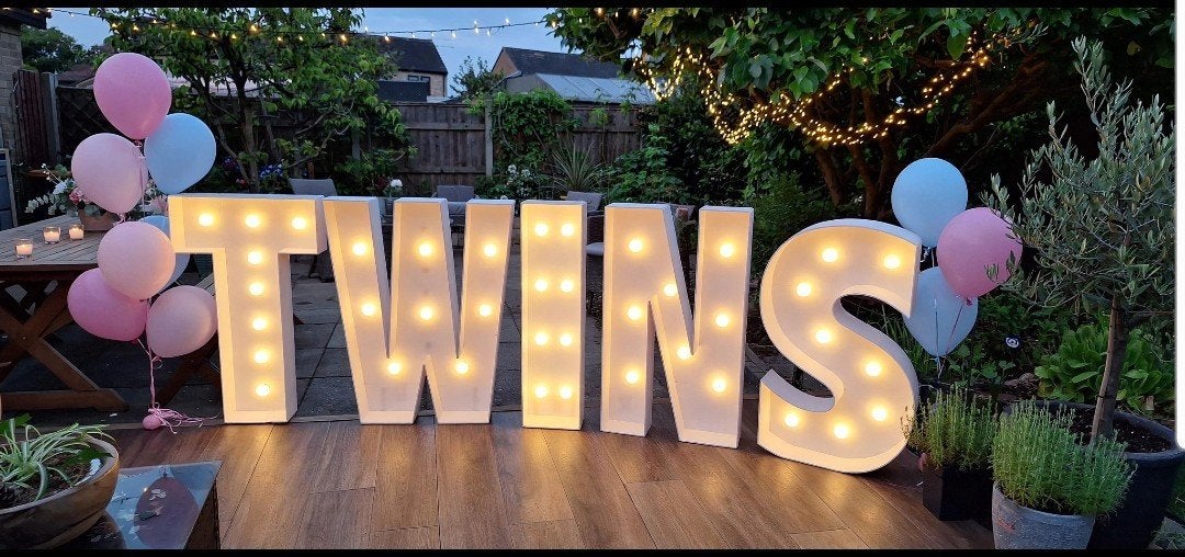 Lichtletters TWINS te huur voor €100, Hobby en Vrije tijd, Ophalen, Zo goed als nieuw, Geboorte of Huwelijk
