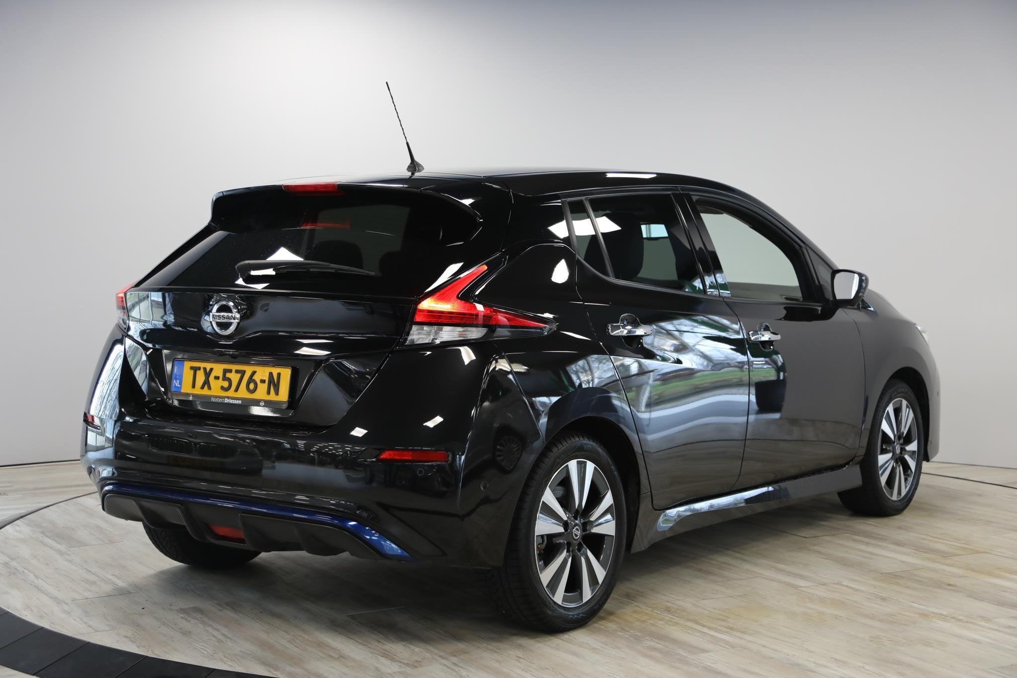 Nissan LEAF Tekna 40 kWh | Dealer onderhouden | Navi | Leder, 12 maanden, Gebruikt, Lichtsensor, Zwart
