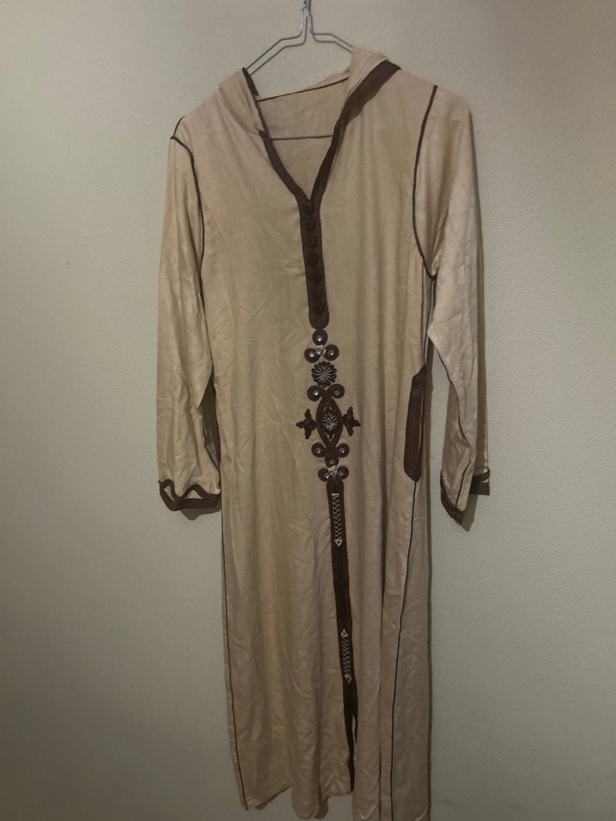 Beige Djellaba met bruine borduursels en capuchon, Maat 38/40 (M), Beige, Ophalen of Verzenden, Gedragen