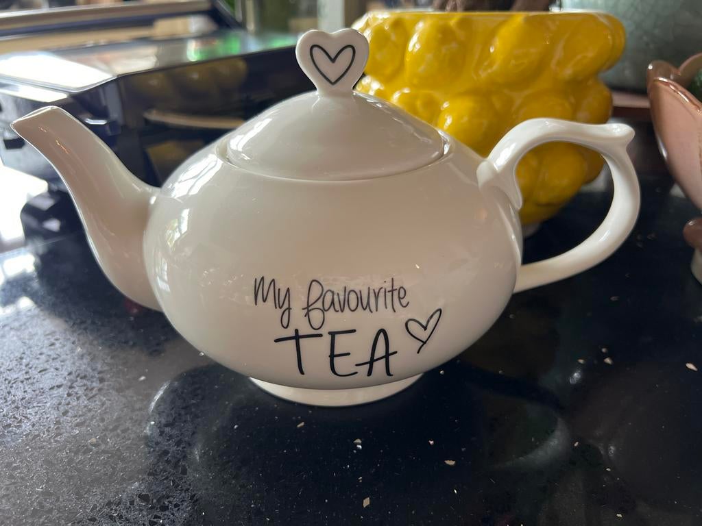 Riviera Maison Theepot - My Favourite Tea, Theepot/fluitketel, Ophalen of Verzenden, Zo goed als nieuw, Steen/keramiek