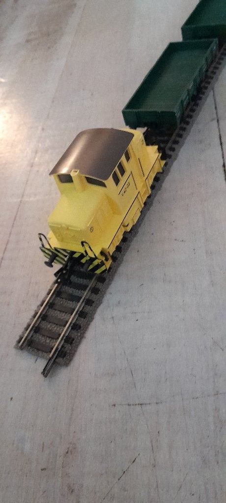Fleischmann  v42-03. Geel en 7x platte wagens, Hobby en Vrije tijd, Modeltreinen | H0, Ophalen, Treinset, Gelijkstroom, Fleischmann