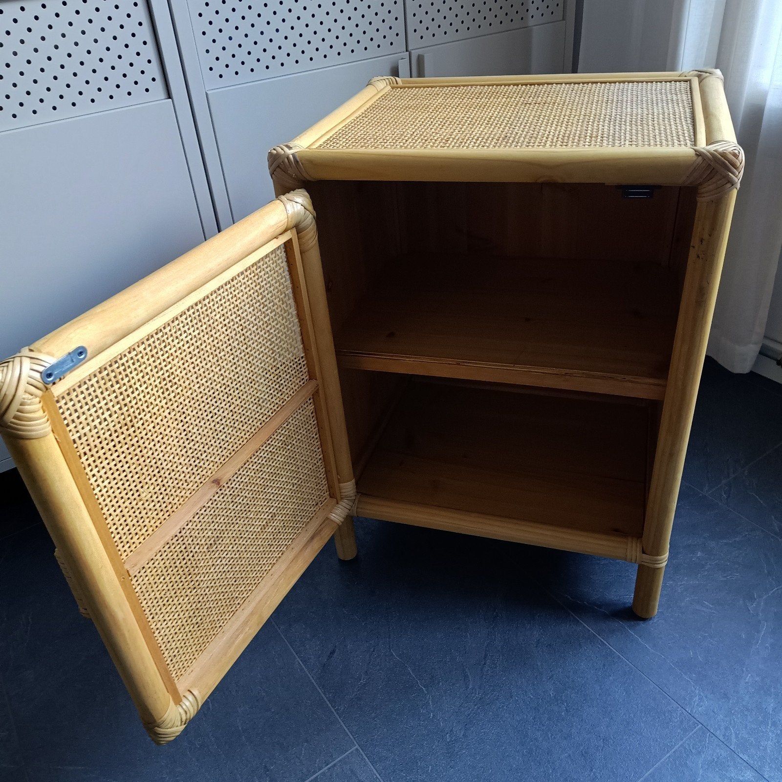 Nieuwstaat rotan/bamboe nachtkastje mag weg voor €50,-! 🍀, Ophalen, Overige materialen, 55 tot 70 cm, Zo goed als nieuw