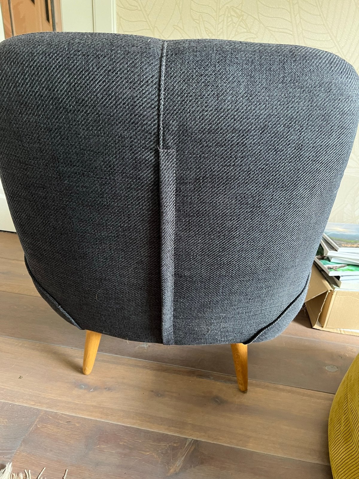 Stijlvolle donkergrijze stoel met houten poten, Huis en Inrichting, Ophalen, Gebruikt, Eén, Stof