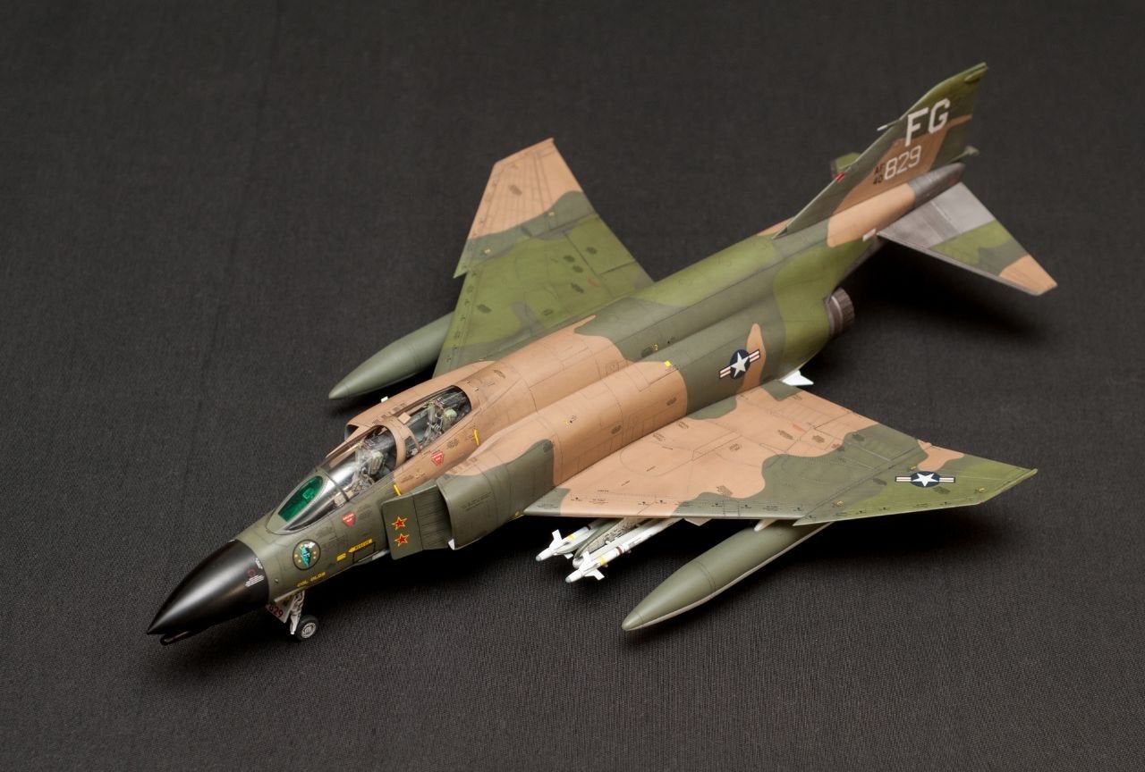 Scale model of the F-4C, Academy, 1/48 scale., Hobby en Vrije tijd, Modelbouw | Vliegtuigen en Helikopters, Overige merken, 1:72 tot 1:144