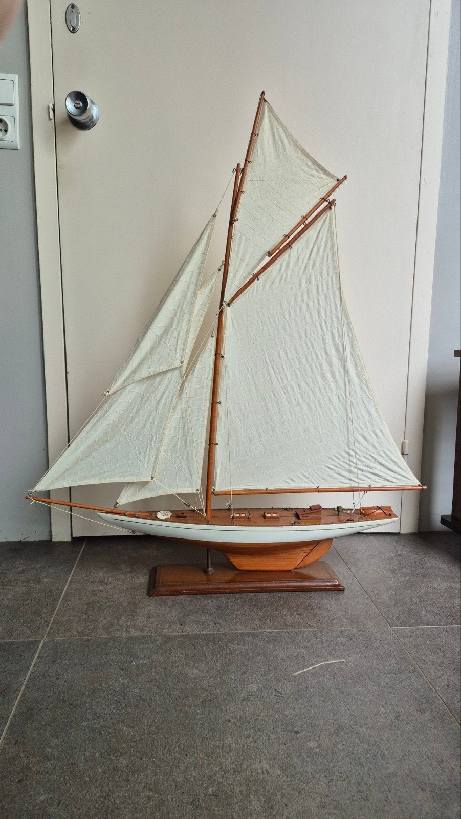 Gedetailleerd Model Zeilboot op Houten Sokkel, Ophalen, Zo goed als nieuw, Groter dan 1:32, Overige merken