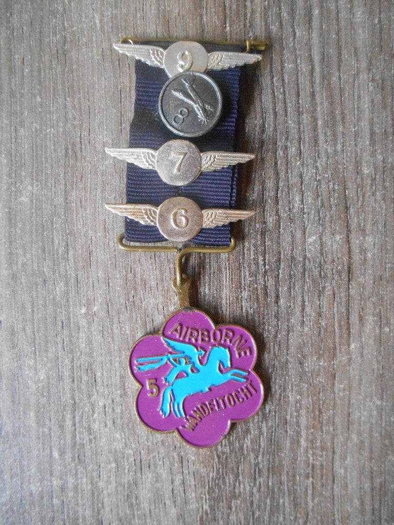 Airborne medaille 5de kleurvariant 3 met cijfers 6 - 7- 8 -9, Ophalen of Verzenden, Landmacht, Nederland, Lintje, Medaille of Wings