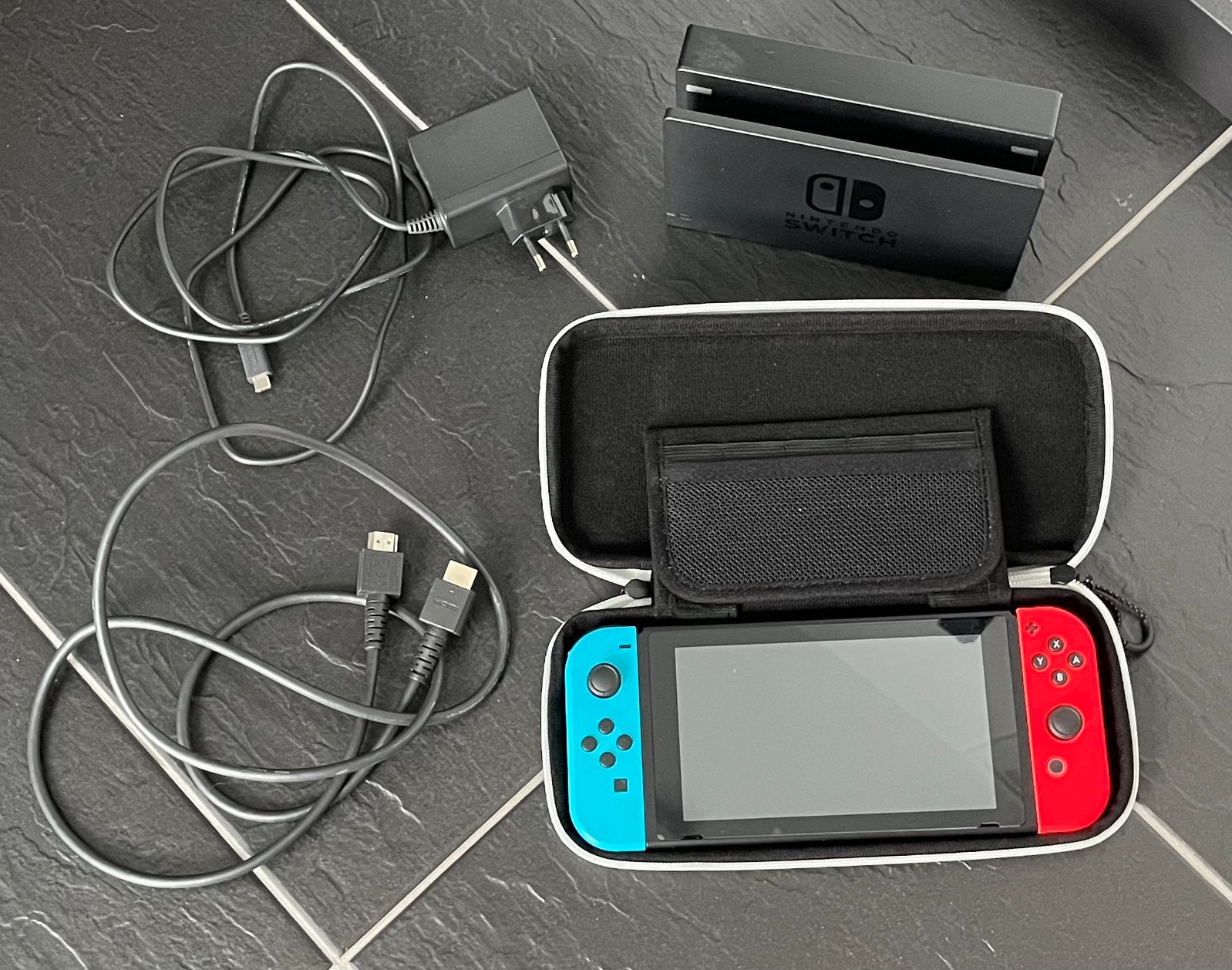 Nintendo Switch 1 met Dock, Oplader en Hoesje, Ophalen of Verzenden, Gebruikt, Met 2 controllers, Switch Original