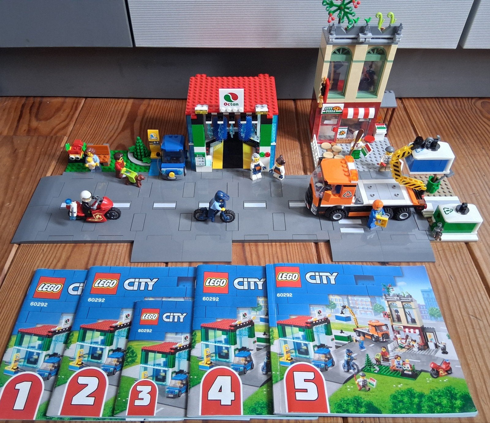 lego city stadscentrum 60292 grote complete set met boekjes, City, Lego, Ophalen of Verzenden, Zo goed als nieuw