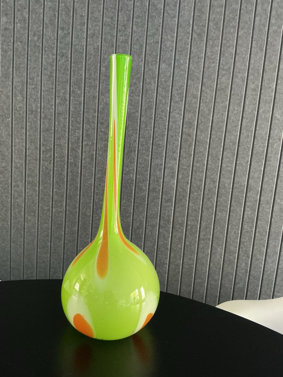 Opvallende Groene Glazen Vaas met Oranje Accent, Ophalen of Verzenden