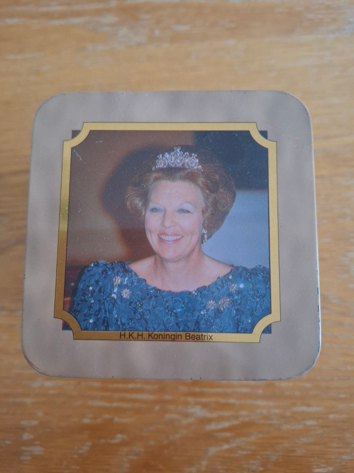 Blik met Koningin Beatrix en haar gezin, Verzamelen, Ophalen of Verzenden, Zo goed als nieuw, Overige typen