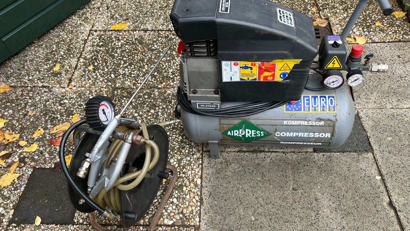 Compressor met toebehoren: luchtslang, 2 pistolen, bandendru, Ophalen, Gebruikt, 6 tot 10 bar, Minder dan 200 liter/min