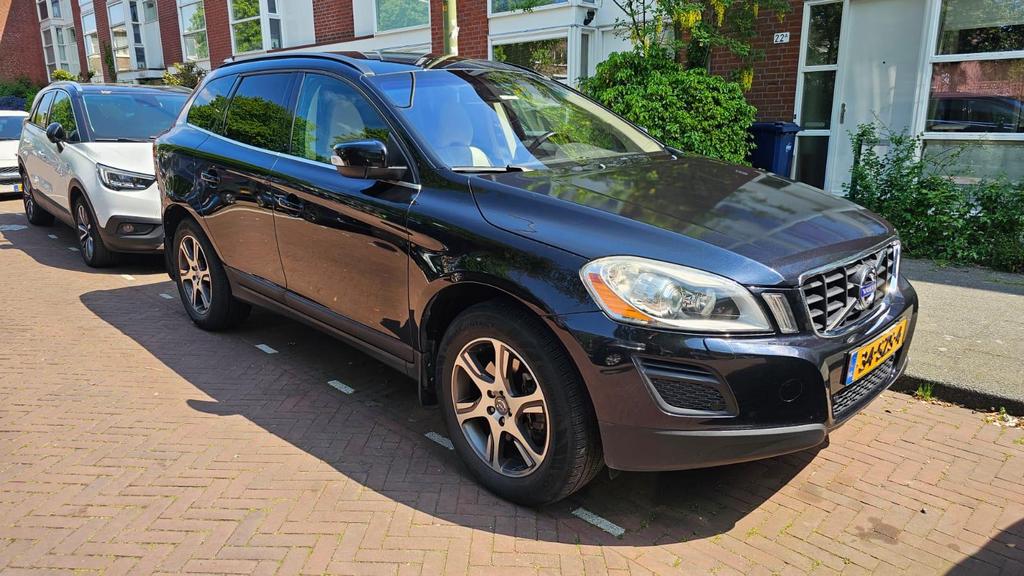Volvo XC60 D5 Aut6 2012 Zwart 4x4 diesel 215PK nieuwe Apk, Automaat, 15 km/l, Beige, 2000 kg