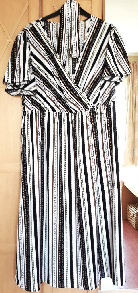 Kreukvrije gestreepte jurk met ceintuur en split - mt 50, Kleding | Dames, Grote Maten, Overige kleuren, Jurk, Nieuw, Ophalen of Verzenden