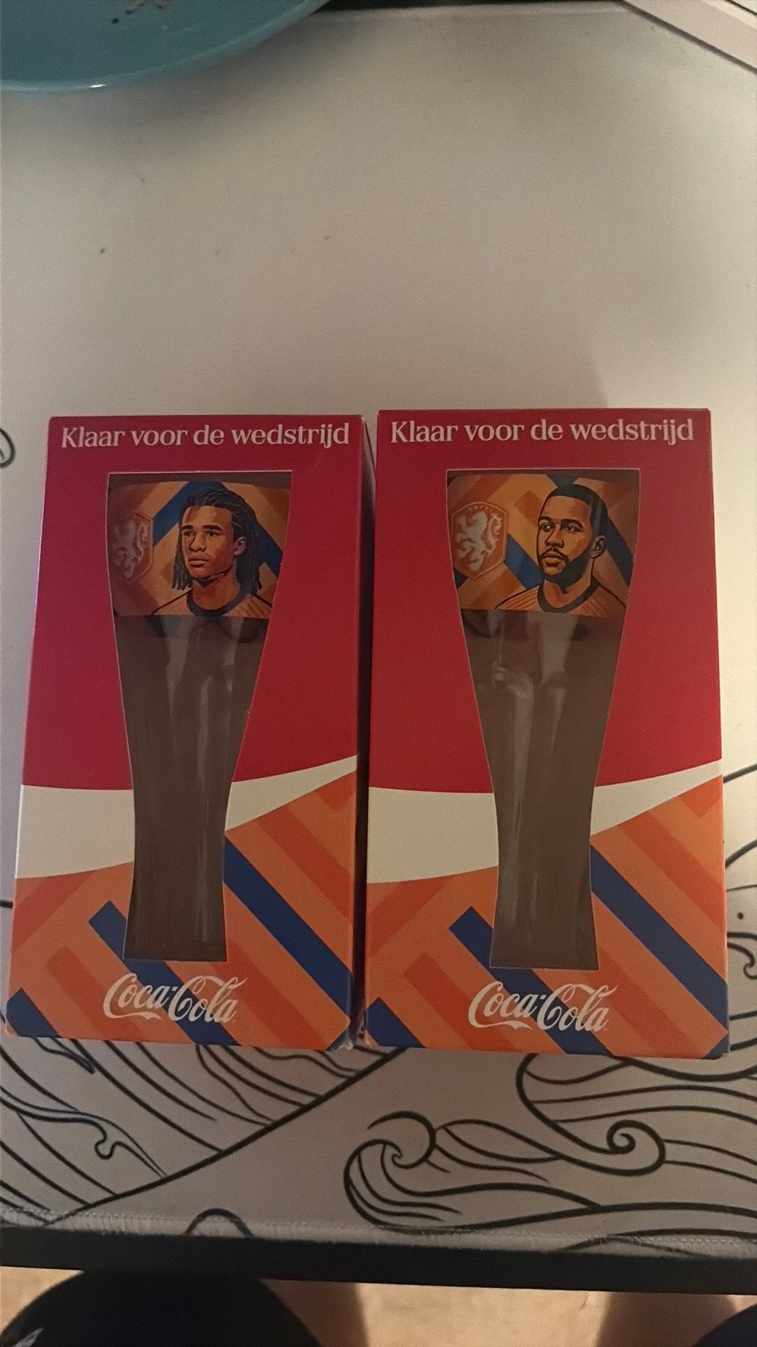 Wk bekers coca cola, Nathan Aké en Memphis Depay, Verzamelen, Verzenden, Zo goed als nieuw, Frisdrankglas
