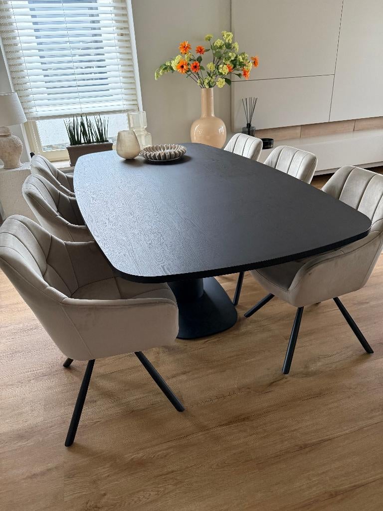 Foto 14 van Nieuwe Deens ovale eettafels met draaibare eetkamerstoelen