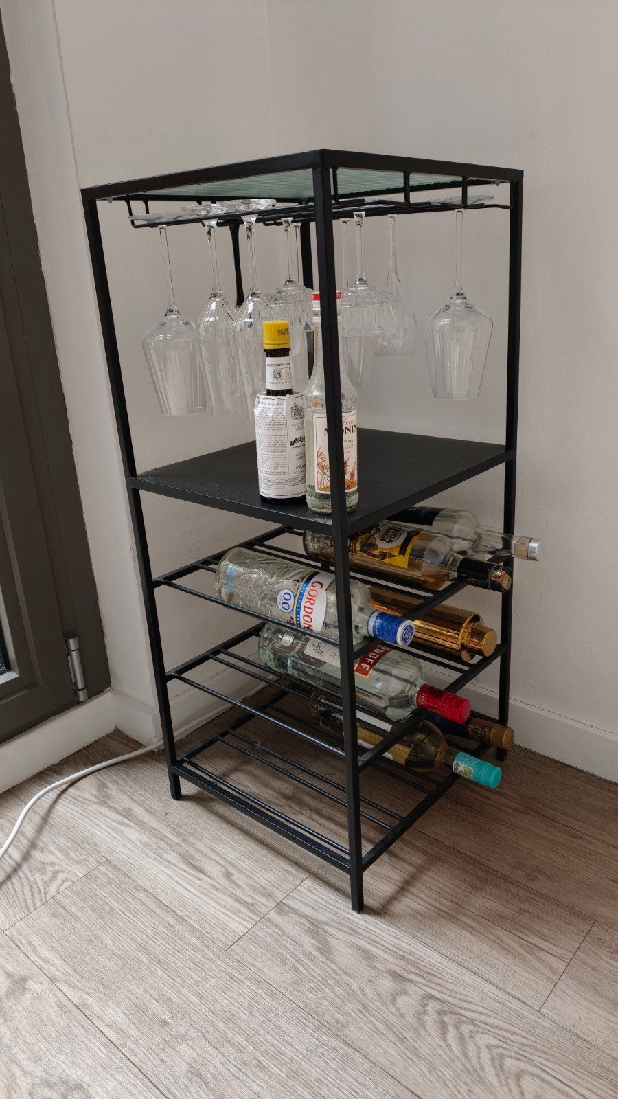 Zwart metalen wijnrek met glazen bovenblad en glashouders, Huis en Inrichting, Woonaccessoires | Wijnrekken, Ophalen, 5 tot 15 flessen