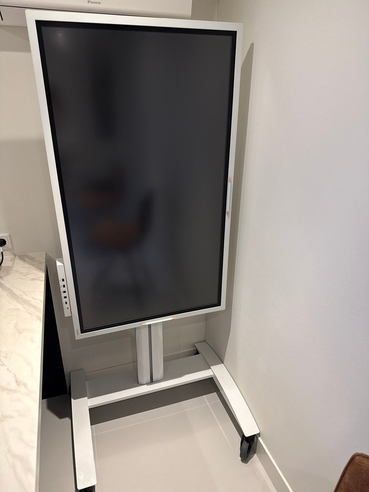 Groot scherm met verrijdbare standaard Samsung Flip Pro, LED, 50 Hz, Zo goed als nieuw, 100 cm of meer