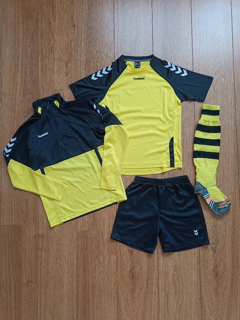 Voetbalschool Banzadeh 4-delige kledingset maat 128-140 ⚽, Jongen of Meisje, Sport- of Zwemkleding, Ophalen of Verzenden, Zo goed als nieuw