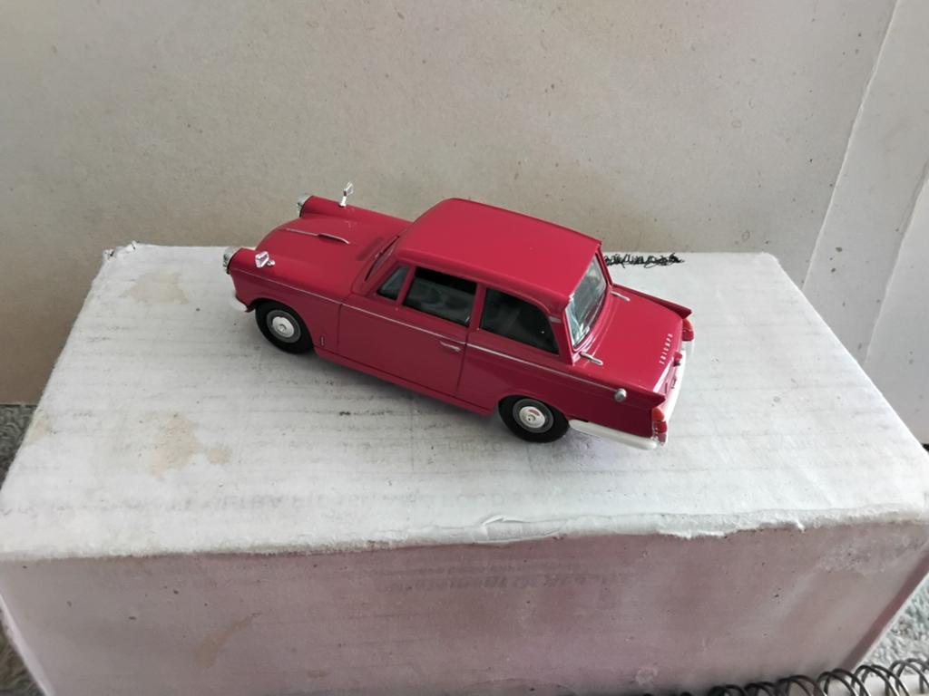 VANGUARDS    TRIUMPH  HERALD  IN HET ROOD  SCHAAL 1: 43, Ophalen of Verzenden, Zo goed als nieuw, Auto, Overige merken