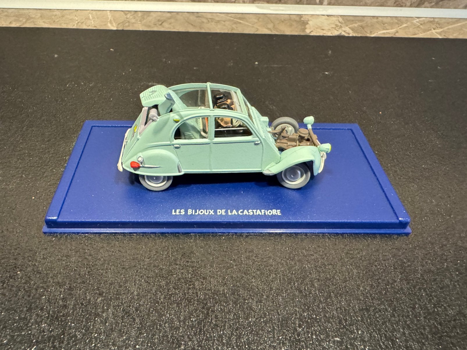 Kuifje Modelauto 1:24 - Citroën 2CV Cassée, Verzamelen, Ophalen of Verzenden, Kuifje, Zo goed als nieuw, Beeldje of Figuurtje