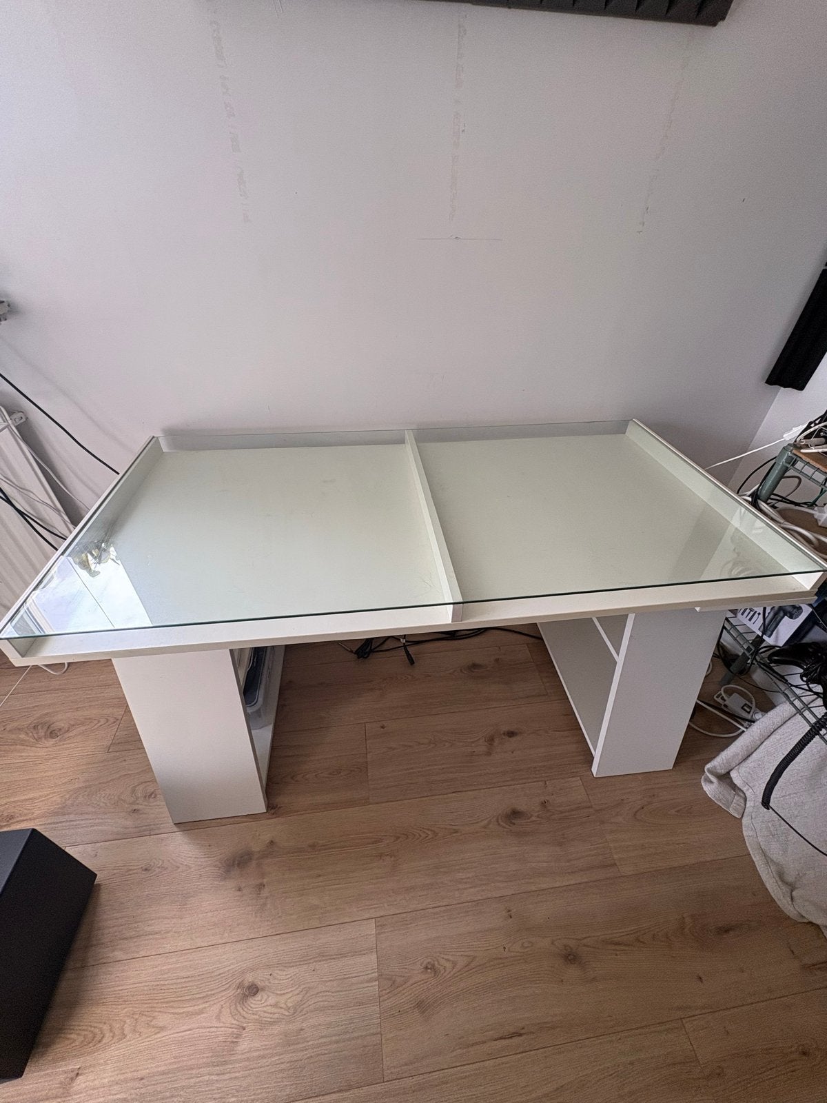 Witte IKEA tafel met glazen blad en opbergruimte/IKEA desk, Ophalen, Gebruikt, 100 tot 150 cm, Glas