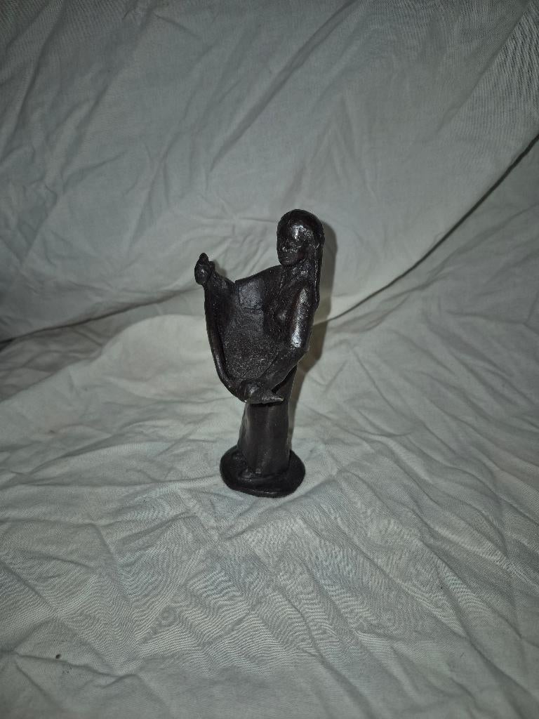 Bronzen Beeldje 'Vrouw met Schort' Ambachtelijk Volksfiguur, Ophalen of Verzenden, Zo goed als nieuw, Mens