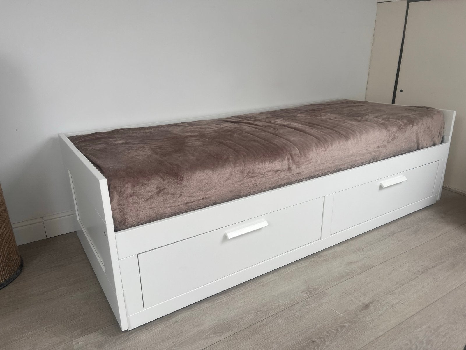 Ikea Brimnes bedbank met 2 matrassen en opberglades, Ophalen, Eenpersoons, Zo goed als nieuw, 80 cm