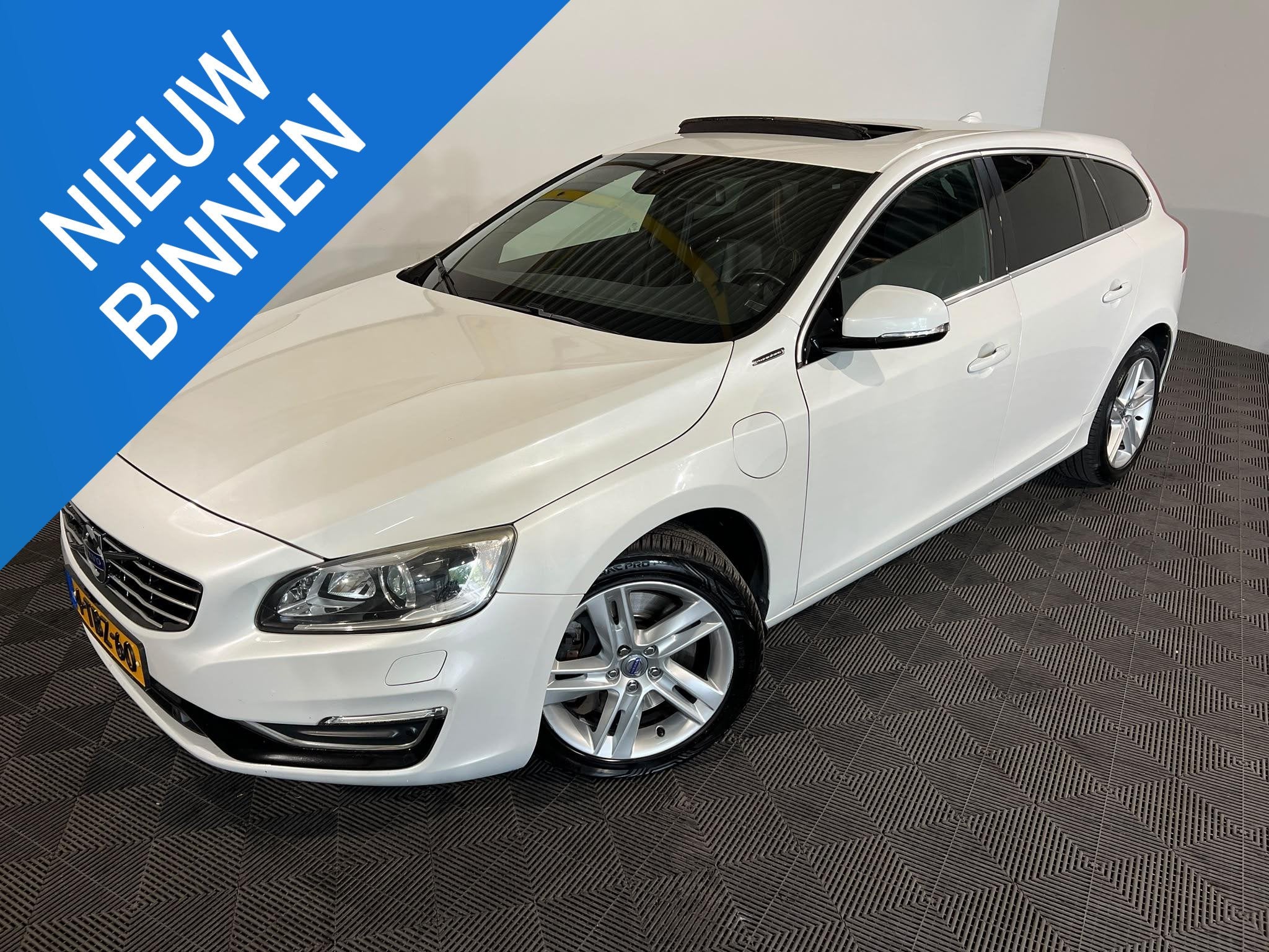 Volvo V60 2.4 D6 AWD Plug-In Hybrid Summum, Automaat, Wit, Vierwielaandrijving, 212 €/maand
