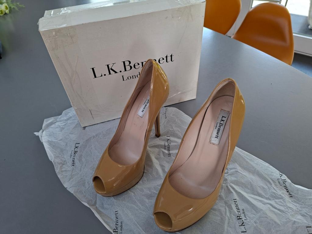 L.K.Bennett peeptoes, Kleding | Dames, Schoenen, Verzenden, Zo goed als nieuw, Beige