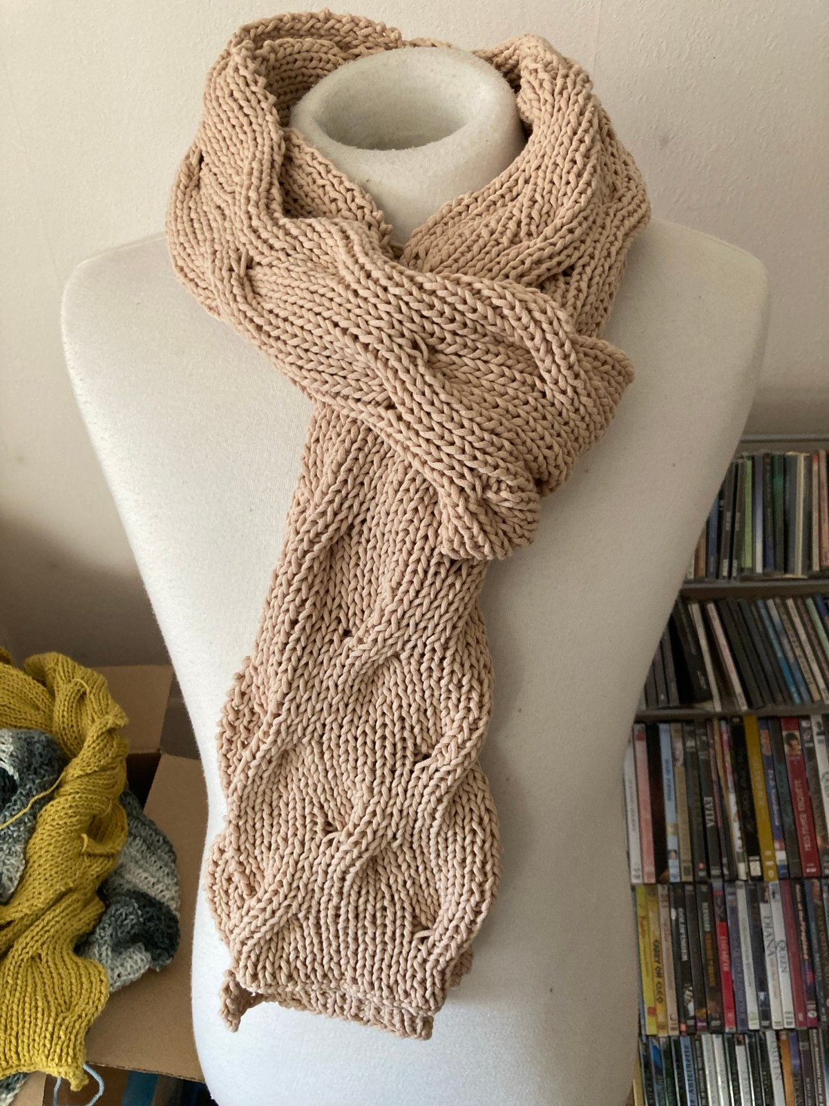 Handgebreide Beige Sjaal - The Screaming Duchess, Ophalen of Verzenden, Zo goed als nieuw, Sjaal