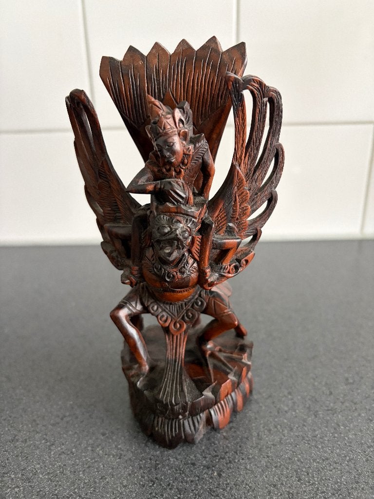 Balinees handgesneden houten Garuda met Vishnoe op de rug, Minder dan 20 cm, Ophalen of Verzenden, Handgemaakt, Beeld