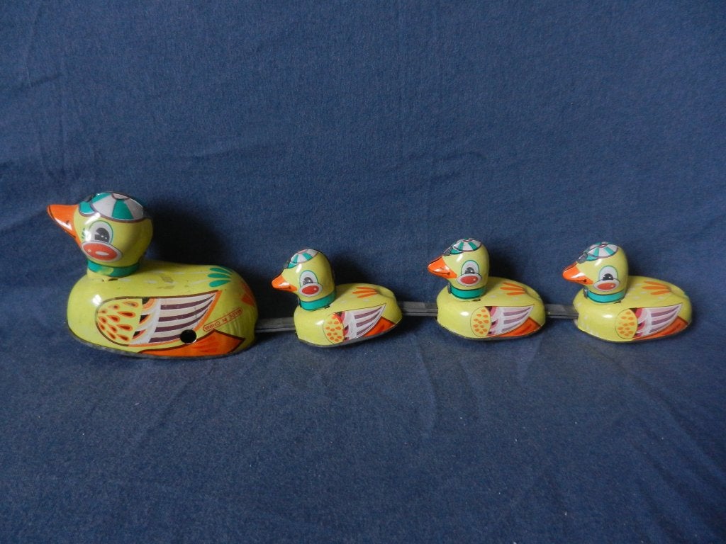 Blikken speelgoed Eend en drie kuikens China ca 1975 b 29 cm, Ophalen of Verzenden