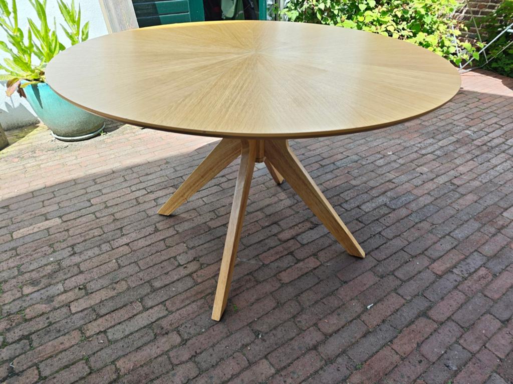 Ronde houten eettafel met mooi onderste, Huis en Inrichting, Tafels | Eettafels, Ophalen, Modern, Scandinavisch, Rond, Zo goed als nieuw