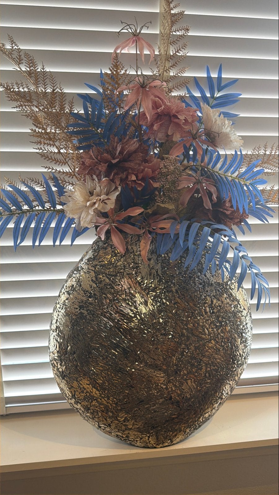 Grote goud -bronze vaas met kunstbloemen, Huis en Inrichting, Overige materialen, Inclusief decoratie, Ophalen of Verzenden, Zo goed als nieuw