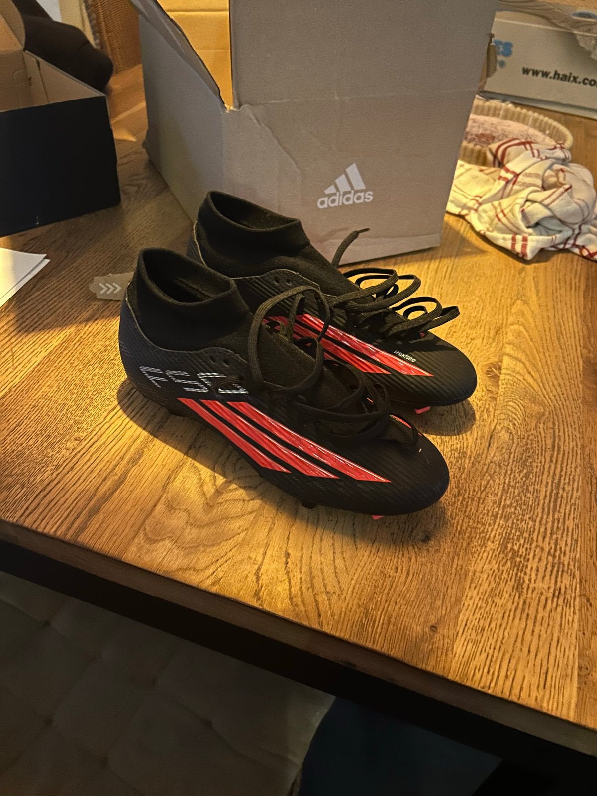 Gloednieuwe Adidas F50 voetbalschoenen - Maat 42, Sport en Fitness, Ophalen of Verzenden, Zo goed als nieuw, Schoenen
