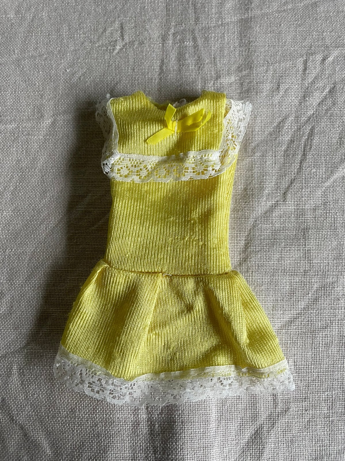 Vintage Fleur Sindy Barbie jurk kraag kant en strik 1970s, Ophalen of Verzenden, Gebruikt, Kleertjes