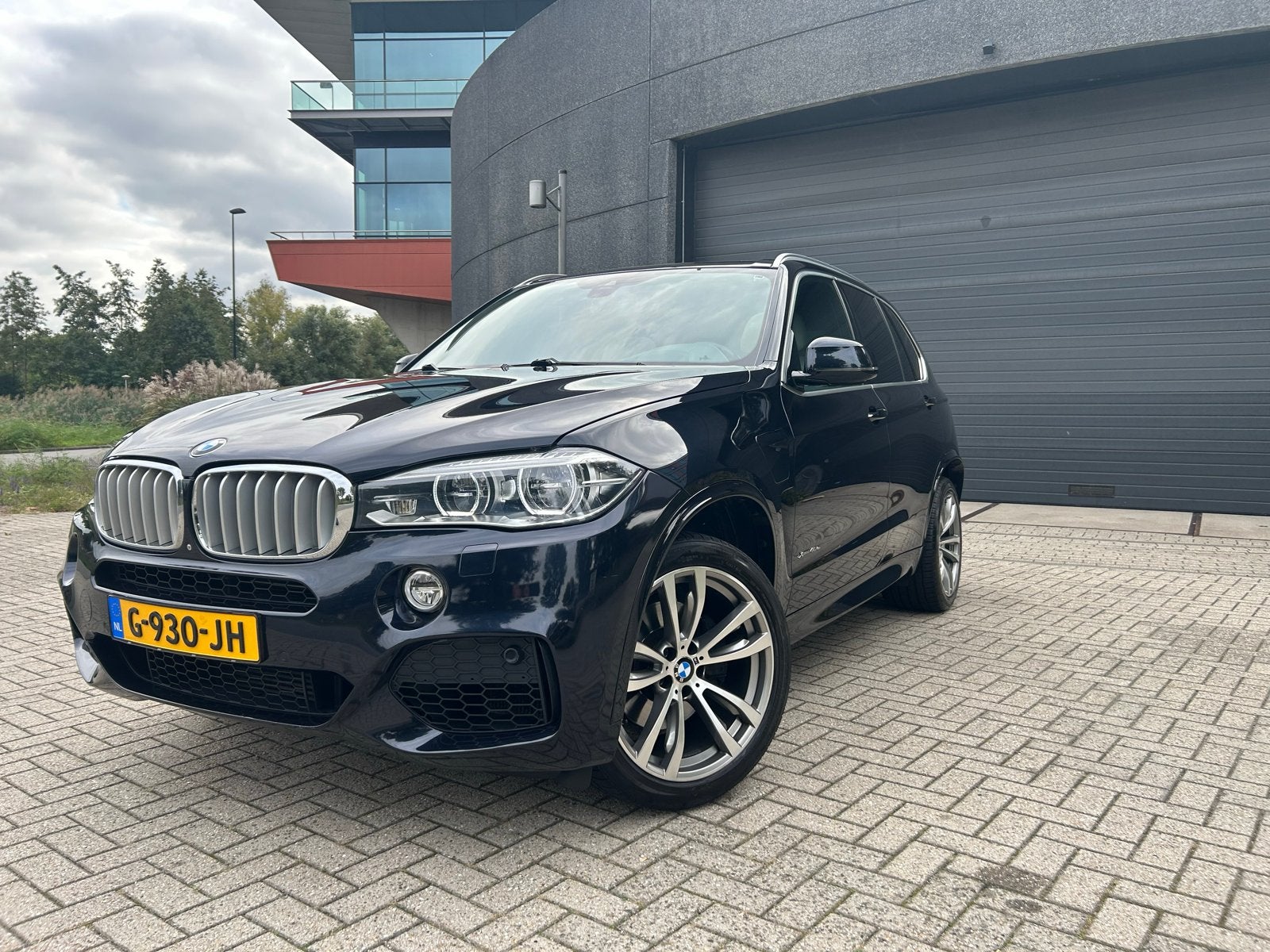X5, Xdrive40e High Executive, M-sport, nw dist., pano, HUD, Verwarmde buitenspiegels, 4 cilinders, Blauw, Vierwielaandrijving