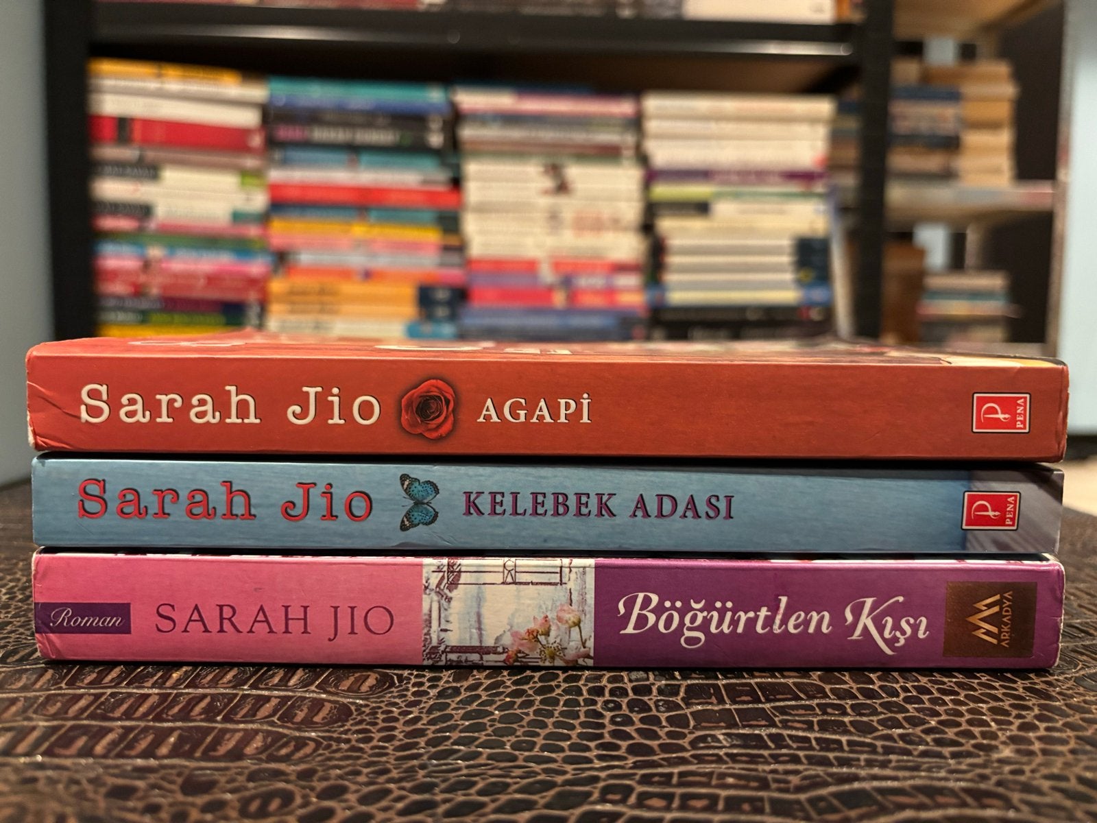 Sarah Jio Boekenpakket: Agapi, Kelebek Adasi, Böğürtlen Kışı, Ophalen of Verzenden, Zo goed als nieuw
