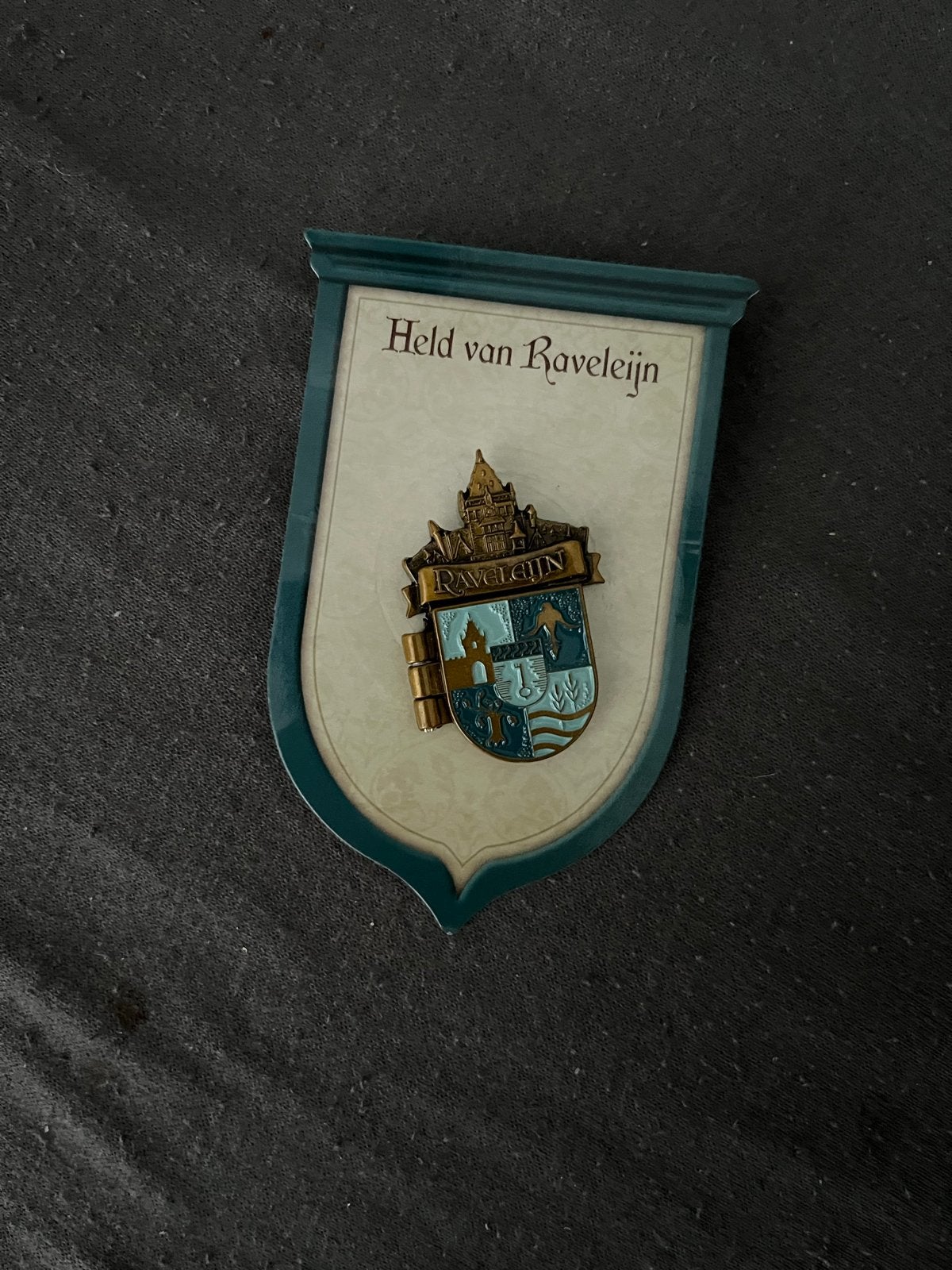 Efteling Ravelijn Pin op Schildje - Held van Ravelijn, Ophalen of Verzenden, Nieuw, Overige onderwerpen, Speldje of Pin