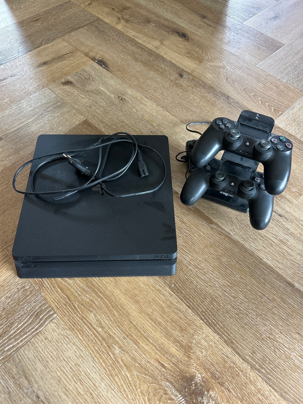 PS4 Slim met 2 controllers en oplaadstation, Spelcomputers en Games, Spelcomputers | Sony PlayStation 4, Ophalen, Met 2 controllers