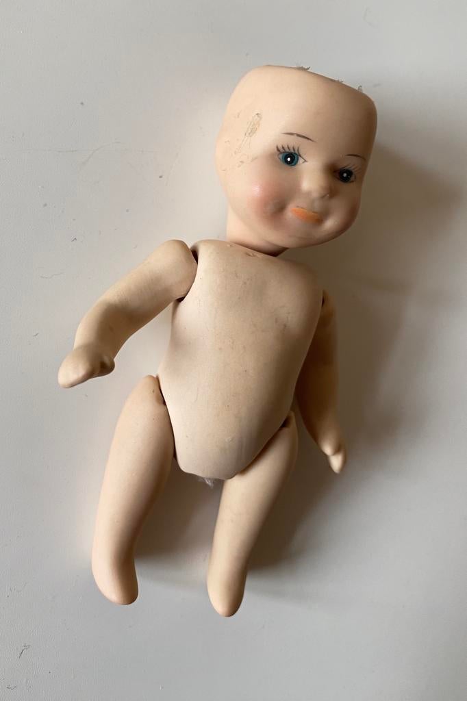 Oud baby popje van biscuit porselein, Ophalen of Verzenden