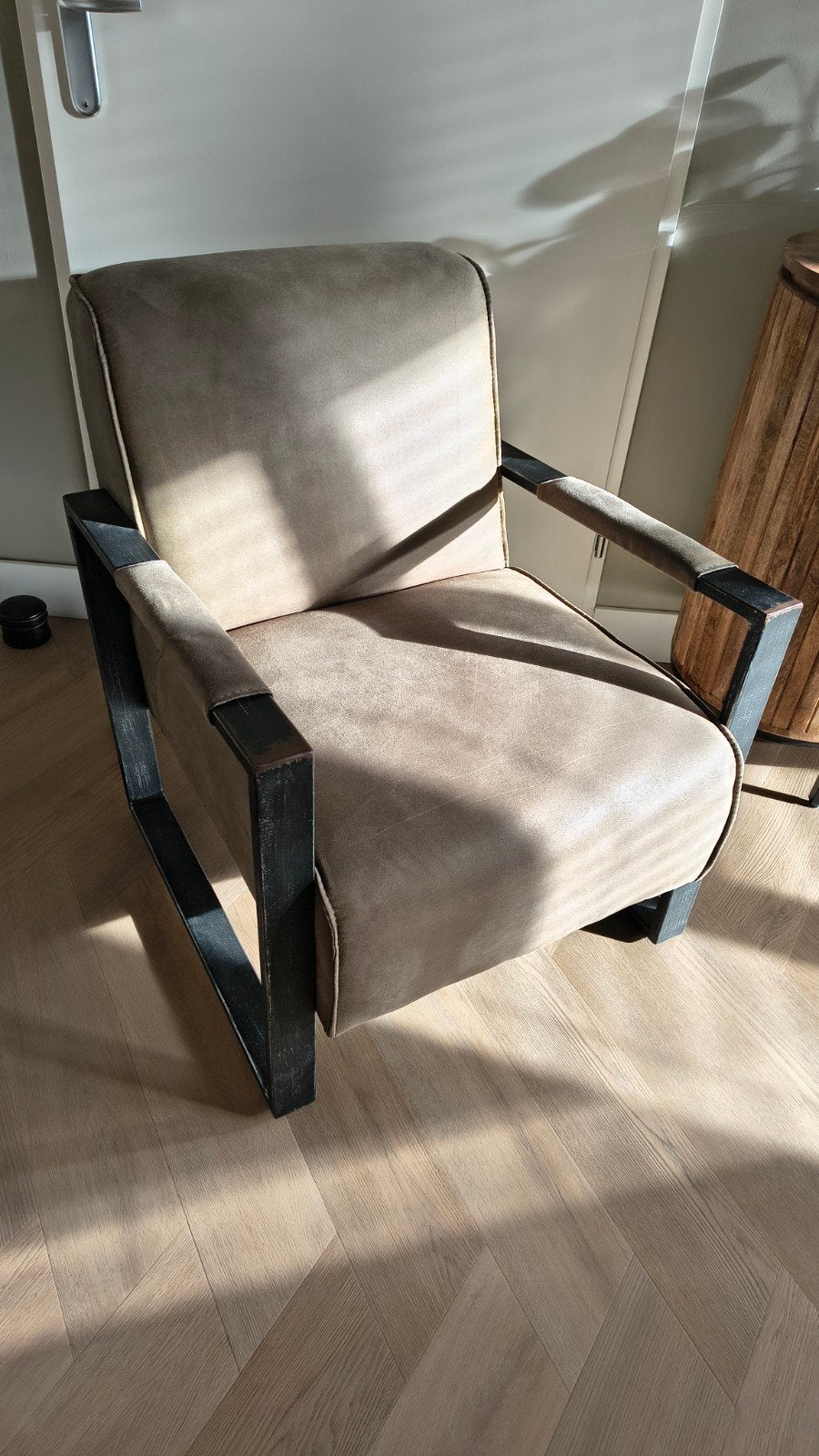 Industriële fauteuil – taupe/bruin – zwart metalen frame, Huis en Inrichting, Ophalen, Gebruikt, 75 tot 100 cm, Metaal