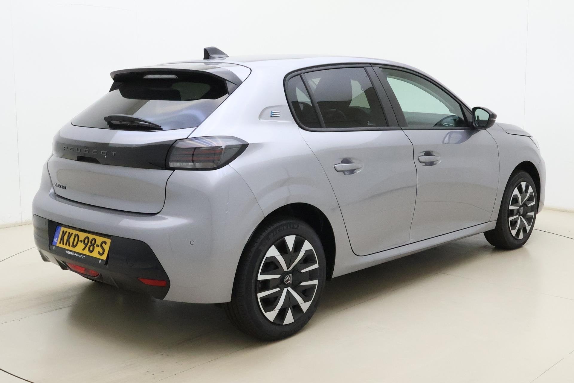 Peugeot e-208 EV Business 51 kWh 3-Fase l Wireless Apple Car, 433 km, Leder en Stof, Zilver of Grijs, 1430 kg